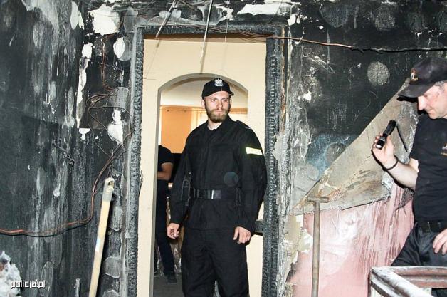 Policjanci uratowali osoby z pożaru