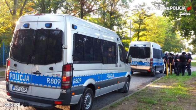 Policjanci nie dopuścili do bójki pseudokibiców i zatrzymali 12 osób