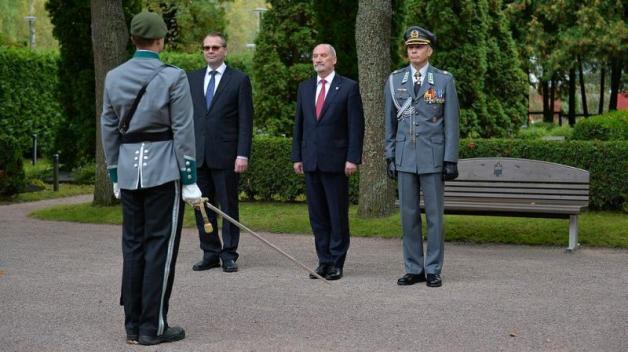 Dwustronne relacje w sferze wojskowej, współpracę przemysłów zbrojeniowych, a także sytuację bezpieczeństwa w regionie Morza Bałtyckiego omawiał minister Antoni Macierewicz z ministrem obrony Finlandii Jussi Niinistö
