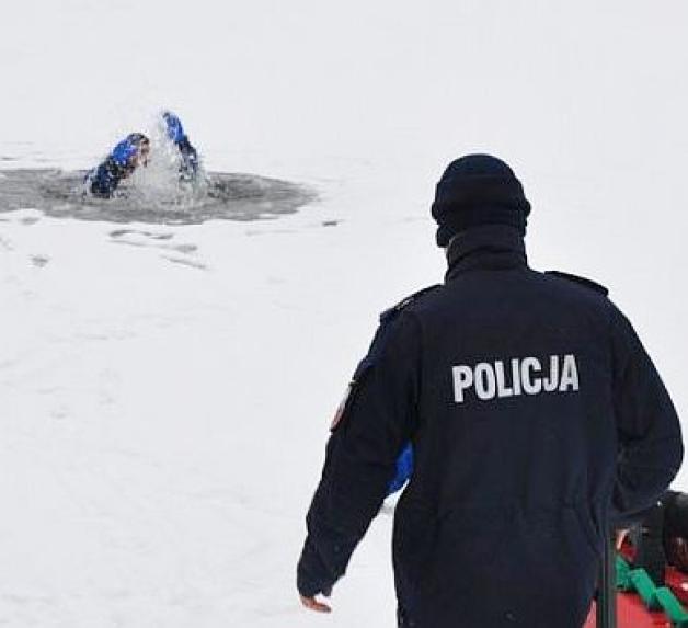 Ełk: Interwencja policjantów i strażaków wobec osób, które weszły na lód