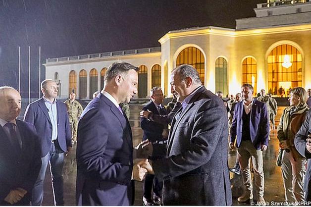 Prezydent Andrzej Duda o dwustronnych kontaktach z prezydentem Gruzji na lotnisku w Tbilisi