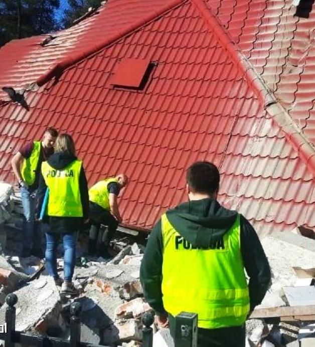 Zawalił się dom po wybuchu butli z gazem. Policjanci zabezpieczali ślady