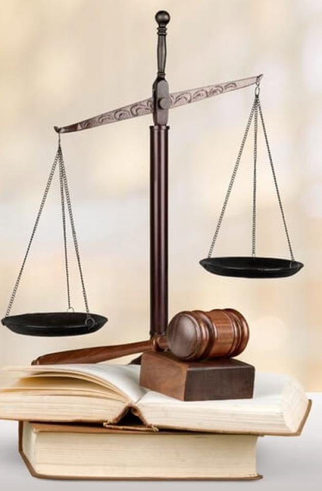 Istna kumulacja! W ręce policjantów wpadł kierujący, który spowodował kolizję, kierując samochodem pod wpływem alkoholu, a na dodatek był poszukiwany i miał sądowy zakaz prowadzenia pojazdów