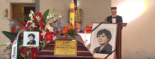 [VIDEO] Krzysztof Rutkowski wraz z żoną Mają, ojcem Jerzym, synkiem Krzysiem i córką Mai Kają pożegnali w sobotę Mamę, Żonę i Babcię Urszulę Rutkowską