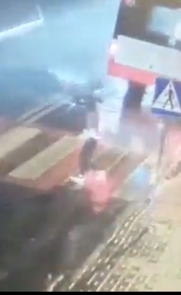 [VIDEO] Dramatyczne potrącenie 15-latki - zdarzenie zarejestrował monitoring