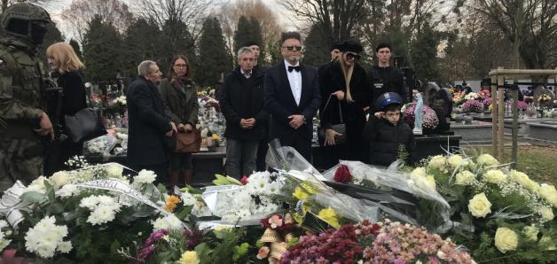 [VIDEO] Serce z chmur nad grobem rodziców Krzysztofa Rutkowskiego! Na koniec dzisiejszego pogrzebu ojca - Jerzego Rutkowskiego