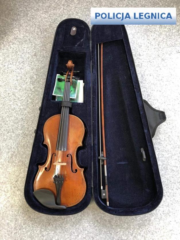 Legniccy policjanci odzyskali 200 - letnie skrzypce