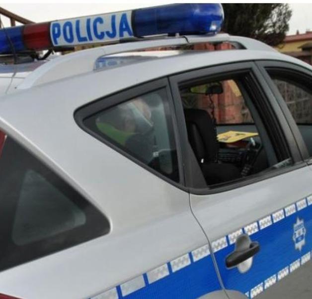 [VIDEO] Policjanci zatrzymali kierowcę, który uciekł z miejsca zdarzenia – pomogli funkcjonariusze straży miejskiej i kamery miejskiego monitoringu