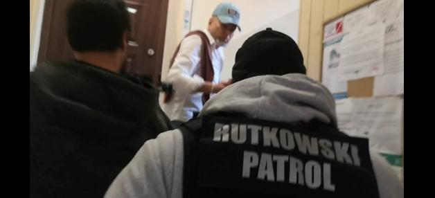 [VIDEO] Wróżki naciągały i oszukiwały klientów! Czy kobieta ze Śląska była kolejną ofiarą? Zdecydowana interwencja Krzysztofa Rutkowskiego i jego ludzi!