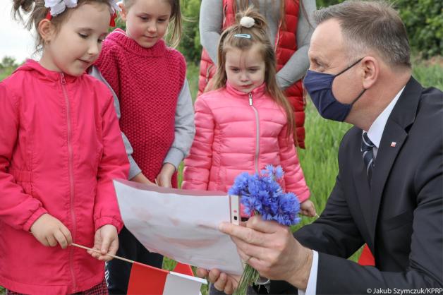 [VIDEO] Minister opowiada bajkę a Prezydent składa życzenia wszystkim Dzieciom!
