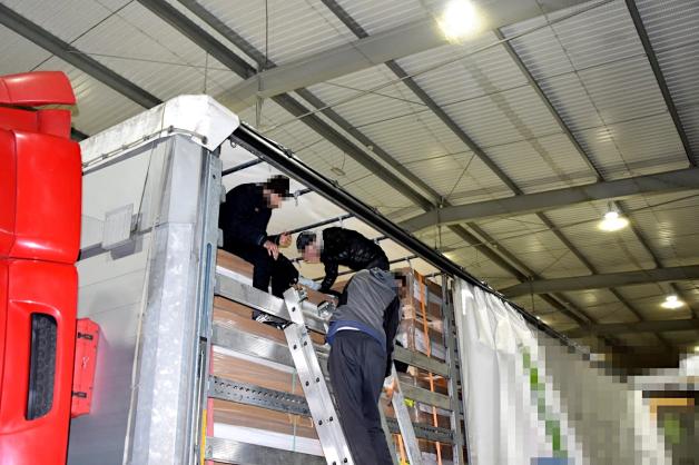 Ukryci w naczepie podróżowali do Holandii. Okazało się, że nielegalni migranci to obywatele Iranu i Syrii a kierowcą obywatel Turcji