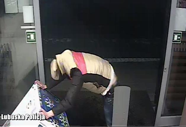 [VIDEO] Upojony alkoholem szalał na stacji paliw. Agresywny mężczyzna zatrzymany przez policjantów