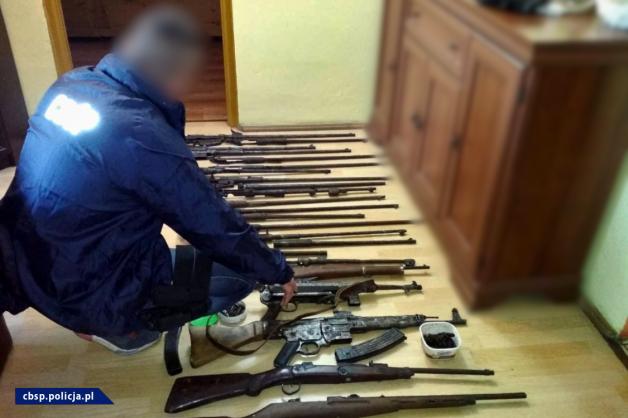 [VIDEO]  Potężne uderzenie w nielegalny rynek broni – 63 osoby podejrzane i zlikwidowane „arsenały”. Nielegalny towar był przemycany do Polski z Europy Zachodniej oraz Czech 