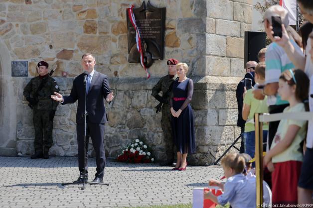 [VIDEO] Odsłonięcie tablicy upamiętniającej śp. Marię i Lecha Kaczyńskich