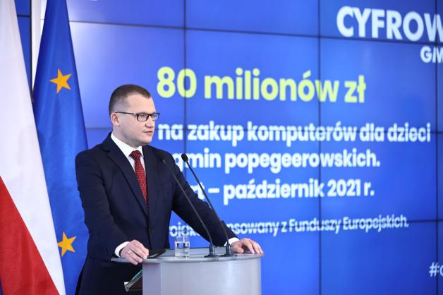 [VIDEO] 80 mln zł na zakup komputerów dla dzieci z rodzin byłych pracowników PGR