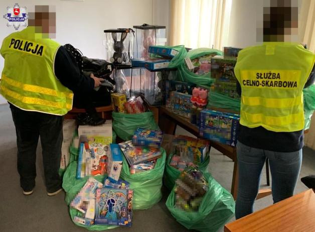 Funkcjonariusze zabezpieczyli kilkaset podrobionych zabawek i akcesoriów