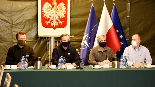 [VIDEO] Andrzej Duda, Prezydent RP, Zwierzchnik Sił Zbrojnych oraz Mariusz Błaszczak, minister obrony narodowej spotkali się z dowództwem i żołnierzami oraz funkcjonariuszami innych służb pełniących służbę na granicy Polski z Białorusią