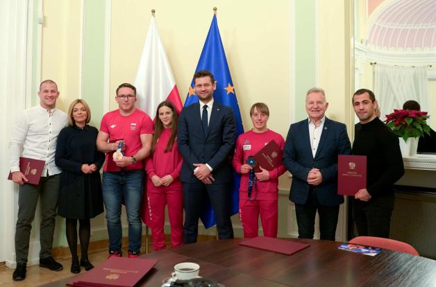 Minister Kamil Bortniczuk spotkał się z medalistami Mistrzostw Świata w zapasach w Oslo i Belgradzie