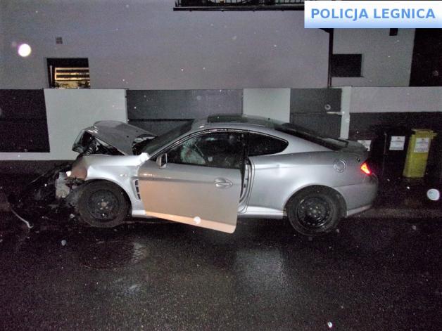 Nietrzeźwy i bez uprawnień uszkodził dwa pojazdy w Legnicy. Został szybko zatrzymany przez policjantów
