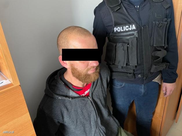 Młotkiem po głowie i nożem po gardle za plecak