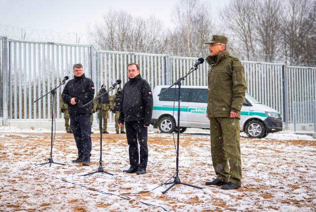 [VIDEO] Zakończenie prac przy pierwszym odcinku bariery elektronicznej na granicy polsko-białoruskiej – wydarzenie z udziałem kierownictwa MSWiA