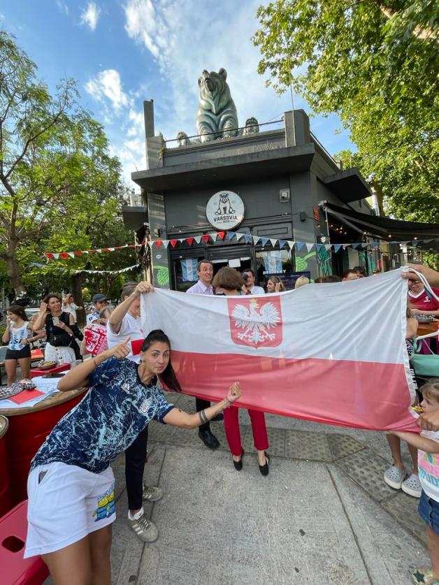  Przegraliśmy, ale zabawa była świetna. Wspólne oglądanie meczu  dyplomatów Ambasady RP w Buenos Aires