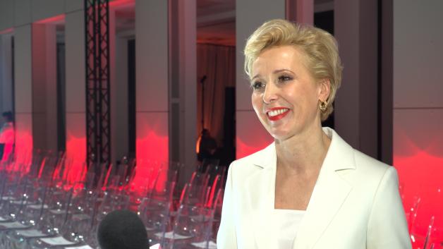 [VIDEO] Oversizowe garnitury, dżins, koronki i kwiaty 3D najważniejszymi trendami w modzie na sezon wiosna/lato 2023. W kolorystyce dominują odcienie świeże, soczyste i energetyczne