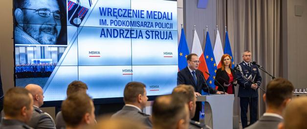 Chwała Policjantom-Bohaterom! Uroczystość wręczenia medali im. podkomisarza Policji Andrzeja Struja z udziałem ministra Mariusza Kamińskiego