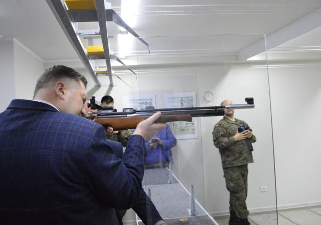 [VIDEO] Minister Przemysław Czarnek otworzył strzelnicę pneumatyczną w XXVII LO w Lublinie
