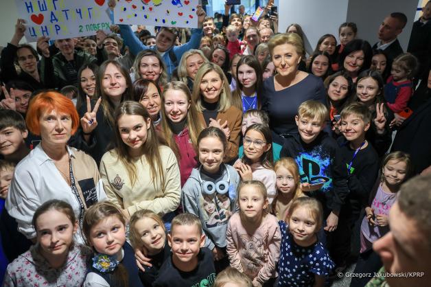 Pierwsze Damy Polski i Ukrainy odwiedziły Centrum Pomocy Migrantom i Uchodźcom w Warszawie