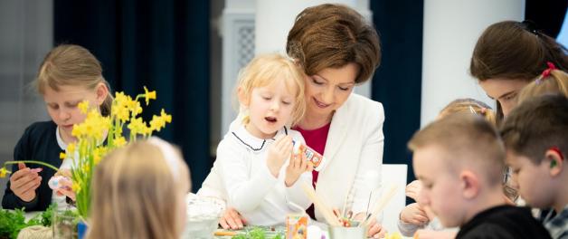 [VIDEO] Spotkanie wielkanocne Minister Marleny Maląg i kierownictwa resortu z rodzinami