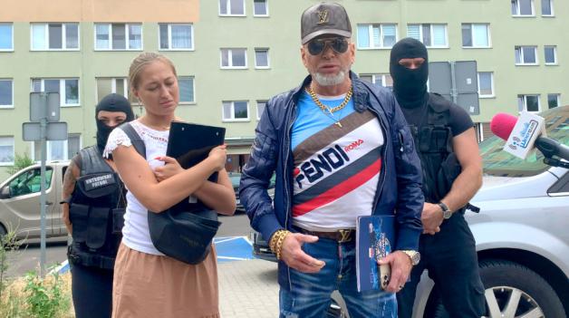 [VIDEO] Briefing Biura Rutkowski i Telewizja.Patriot24.net we Włocławku w związku z bulwersującą samowolą ojca ośmiolatka