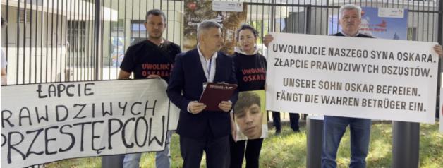[VIDEO] Protest pod Ambasadą Niemiec w Warszawie w obronie uwięzionego studenta Oscara Gwizdały!