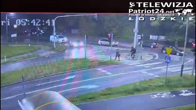 [VIDEO] Wjechał rowerem na przejście dla pieszych, wprost pod koła osobówki