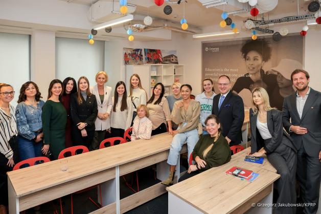 Małżonka Prezydenta spotkała się z uchodźczyniami z Ukrainy, które uczestniczyły  w pierwszej lekcji języka polskiego w RiO EDU Centrum. Kurs został zorganizowany z inicjatywy Agaty Kornhauser–Dudy i Omeny Mensah