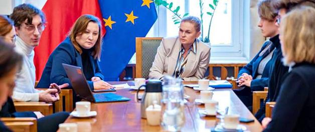 Zdrowie psychiczne dzieci i młodzieży. Spotkanie kierownictwa MEN z autorami raportu dot. prób samobójczych