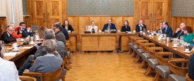 Spotkanie MEN ze związkami zawodowymi w sprawie rozporządzenia płacowego przewidującego rekordowe podwyżki dla nauczycieli