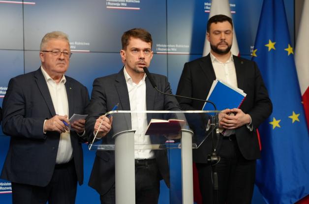 – Musimy zrozumieć protesty rolników i o to będę zabiegał na jutrzejszym posiedzeniu unijnej rady ministrów w Brukseli – stwierdził minister rolnictwa i rozwoju wsi Czesław Siekierski
