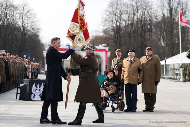 Uroczystość wręczenia sztandaru Dowództwu WOT przez Prezydenta Andrzeja Dudę