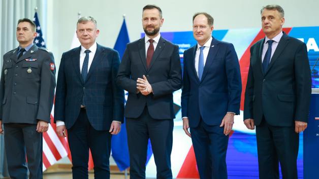 [VIDEO] O pociskach powietrze - ziemia JASMM-ER i o zwiększeniu zdolności rozpoznawczym polskiej armii mówił Wicepremier Kosiniak-Kamysz po podpisaniu umowy na zakup nowego systemu uzbrojenia