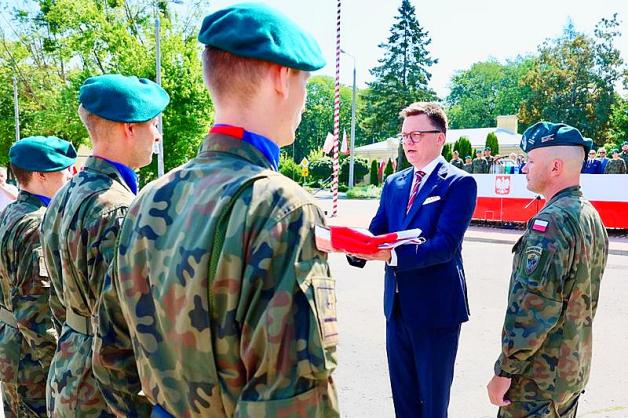 [VIDEO] Przekazanie Flagi RP z kopuły Sejmu 18. Białostockiemu Pułkowi Rozpoznawczemu