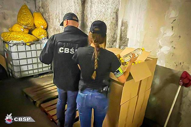 [VIDEO] Koniec nielegalnej produkcji: służby zlikwidowały rozlewnię alkoholu i fabrykę papierosów