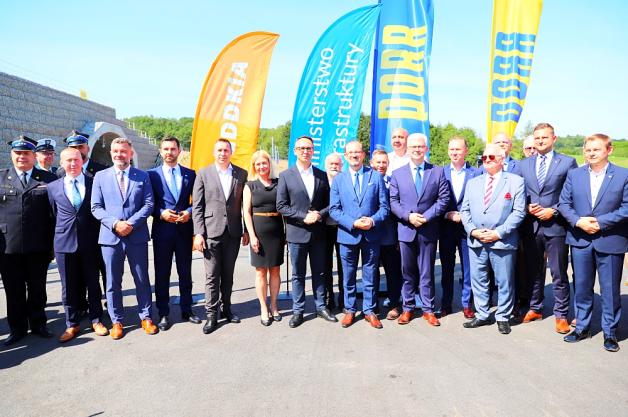 [VIDEO] Najbardziej malowniczy odcinek „eski” w Polsce z najdłuższym tunelem pozamiejskim w kraju otwarty. Droga ekspresowa S3 Bolków – Kamienna Góra oddana do ruchu