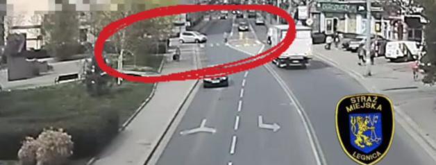 [VIDEO] Nie zauważył pieszej i odjechał z miejsca zdarzenia. Dzięki reakcji świadka, 79-letni kierowca został zatrzymany